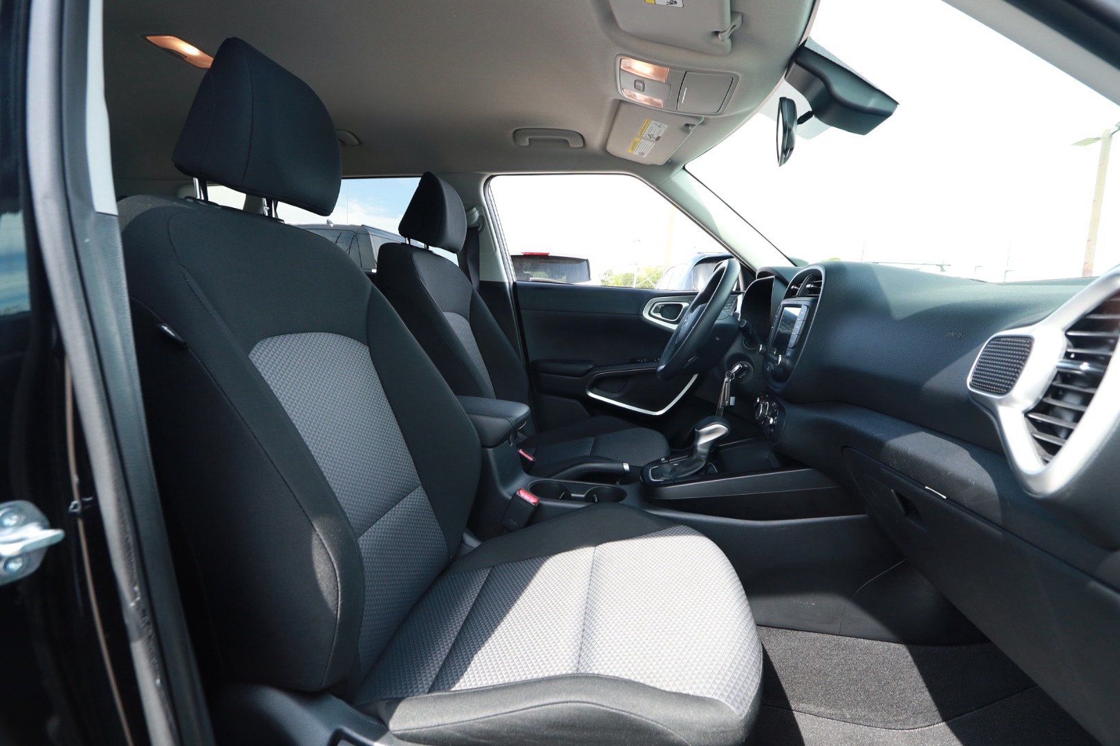 Used 2025 Kia Soul LX w/ LX Technology Package FWD image 26