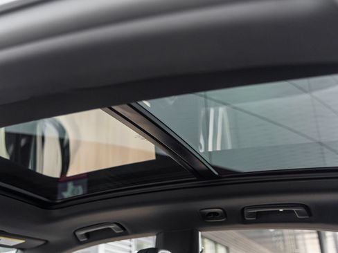Certified 2025 Porsche Macan Electric RWD image 25