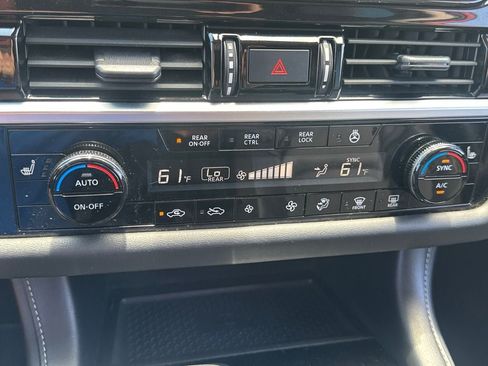 Used 2024 Nissan Pathfinder SL w/ Black Appearance Package AWD/4WD image 21