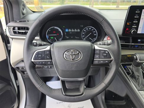 Certified 2024 Toyota Sienna Limited image 31
