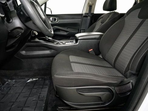 Used 2023 Kia Sorento LX image 9