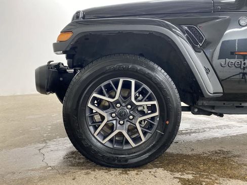 Used 2025 Jeep Wrangler Sahara image 11