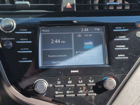 Used 2020 Toyota Camry LE image 18