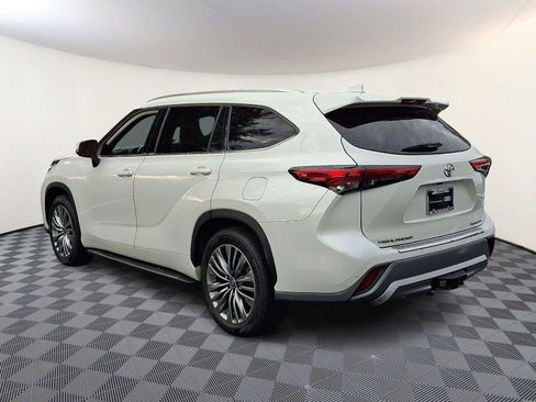 Used 2021 Toyota Highlander Platinum FWD image 4