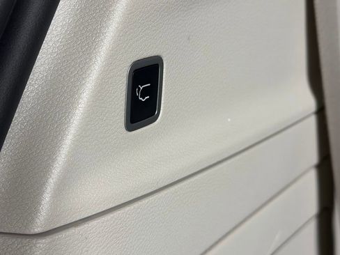 Used 2023 Chrysler Pacifica Limited w/ Uconnect Theater Family Group image 32