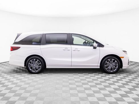 New 2026 Honda Odyssey Touring image 7