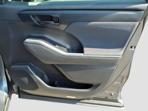 Used 2023 Toyota Highlander L image 16