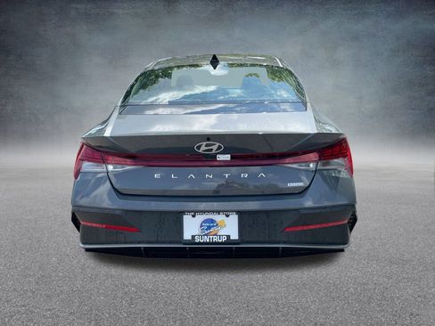Used 2025 Hyundai Elantra Blue image 30