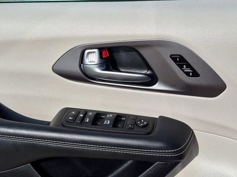 Used 2023 Chrysler Pacifica Touring-L FWD image 22