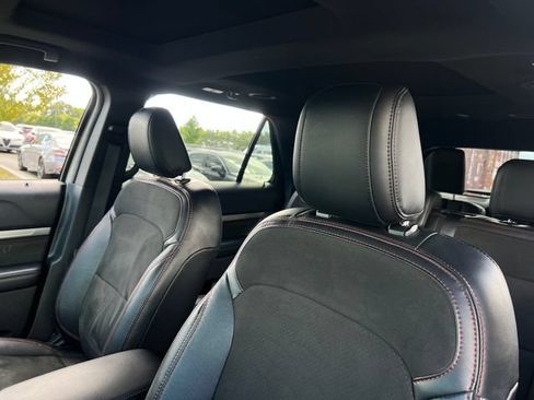 Used 2018 Ford Explorer XLT w/ Equipment Group 202A AWD/4WD image 13