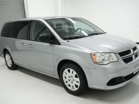 Used 2018 Dodge Grand Caravan SE w/ UConnect Hands-Free Group image 3