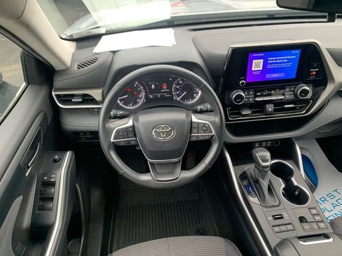 Used 2023 Toyota Highlander LE AWD/4WD image 17