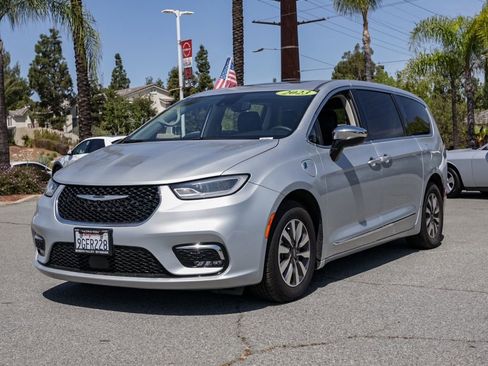 Used 2023 Chrysler Pacifica Limited FWD image 8