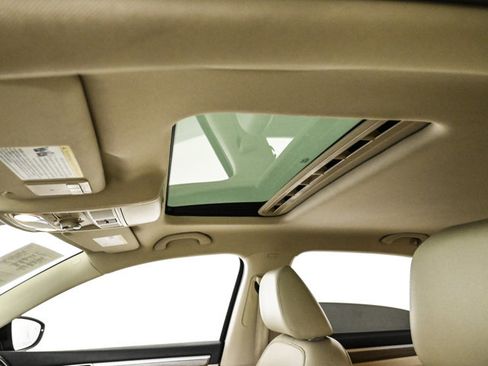 Used 2017 Volkswagen Passat 1.8T SEL Premium image 16