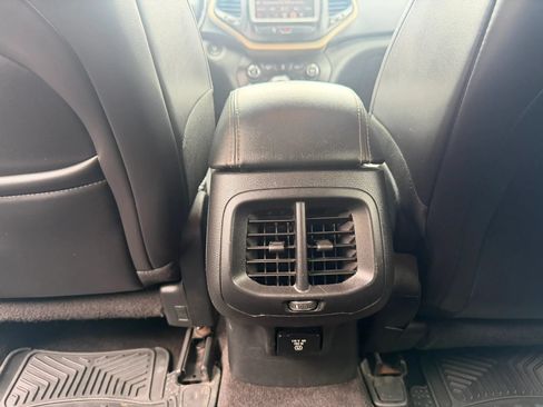 Used 2017 Jeep Cherokee Limited AWD/4WD image 14