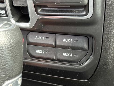 Used 2018 Jeep Wrangler Unlimited Sahara AWD/4WD image 17