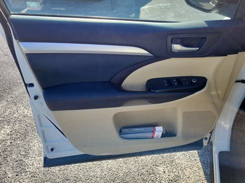 Used 2015 Toyota Highlander XLE FWD image 22