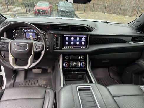 Used 2021 GMC Yukon Denali w/ Denali Premium Package image 11
