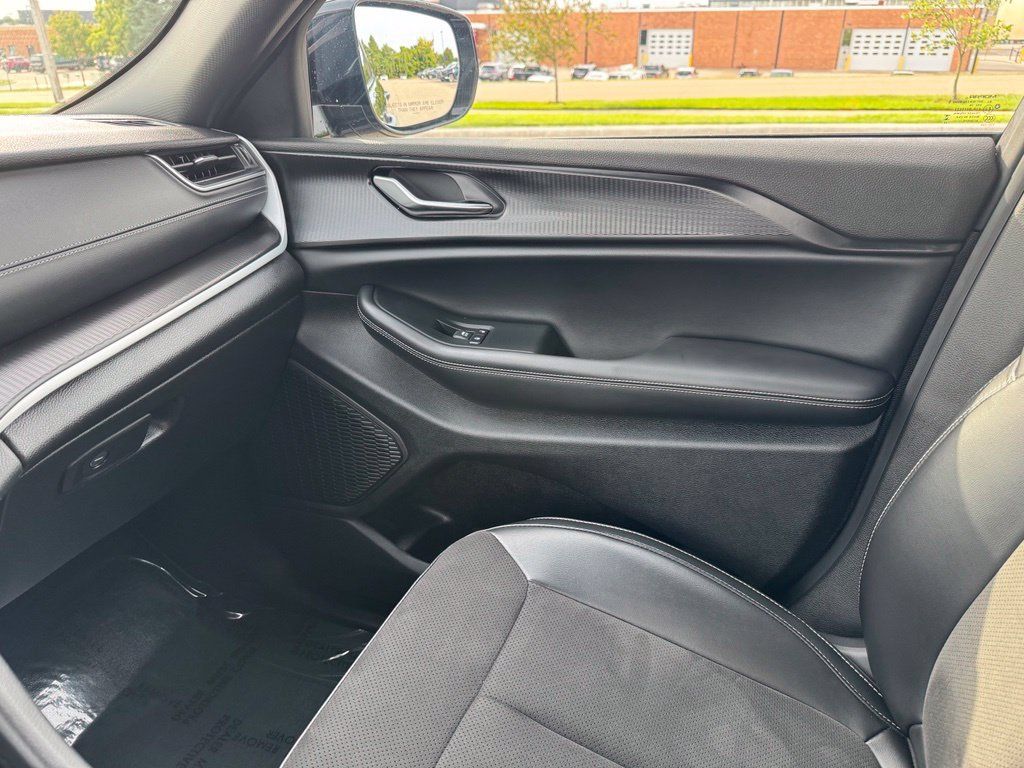 Used 2024 Jeep Grand Cherokee Altitude AWD/4WD image 19