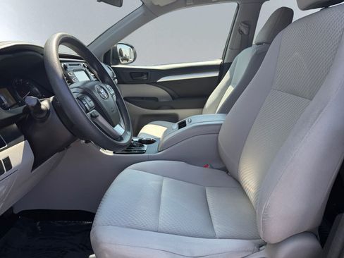 Used 2014 Toyota Highlander LE AWD/4WD image 7