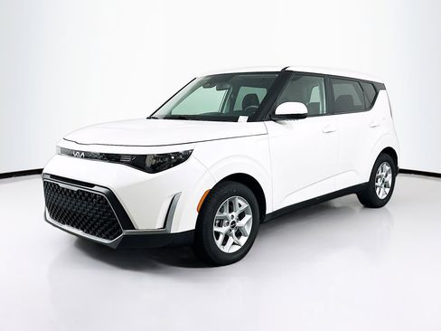 Used 2025 Kia Soul LX w/ LX Technology Package FWD image 3