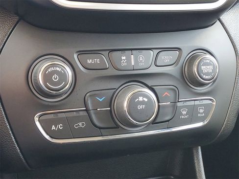 Used 2021 Jeep Cherokee Latitude Lux image 25