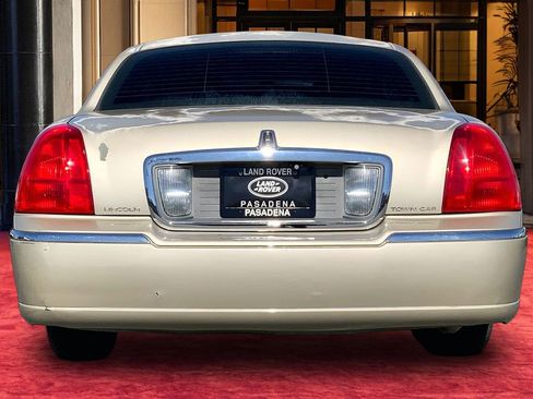 Used 2011 Lincoln Town Car Signature Limited image 4