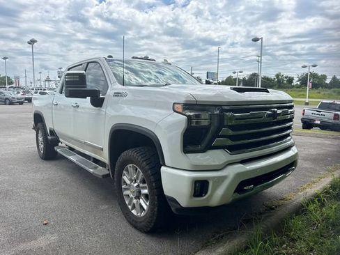 Used 2024 Chevrolet Silverado 3500 High Country w/ High Country Premium Package AWD/4WD image 2