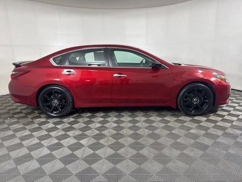 Used 2017 Nissan Altima 2.5 SR w/ Midnight Edition Package FWD image 2