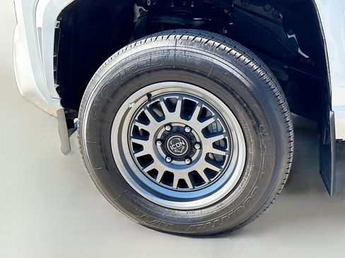 Used 2024 Toyota Tacoma SR5 w/ SR5 Upgrade Package image 38