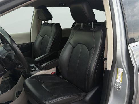 Used 2020 Chrysler Pacifica Touring-L FWD image 12