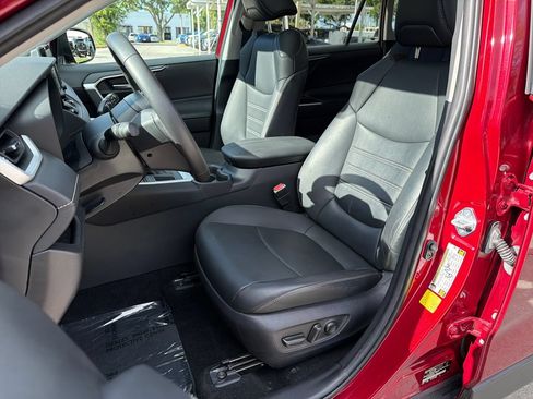 Used 2021 Toyota RAV4 XLE Premium FWD image 31