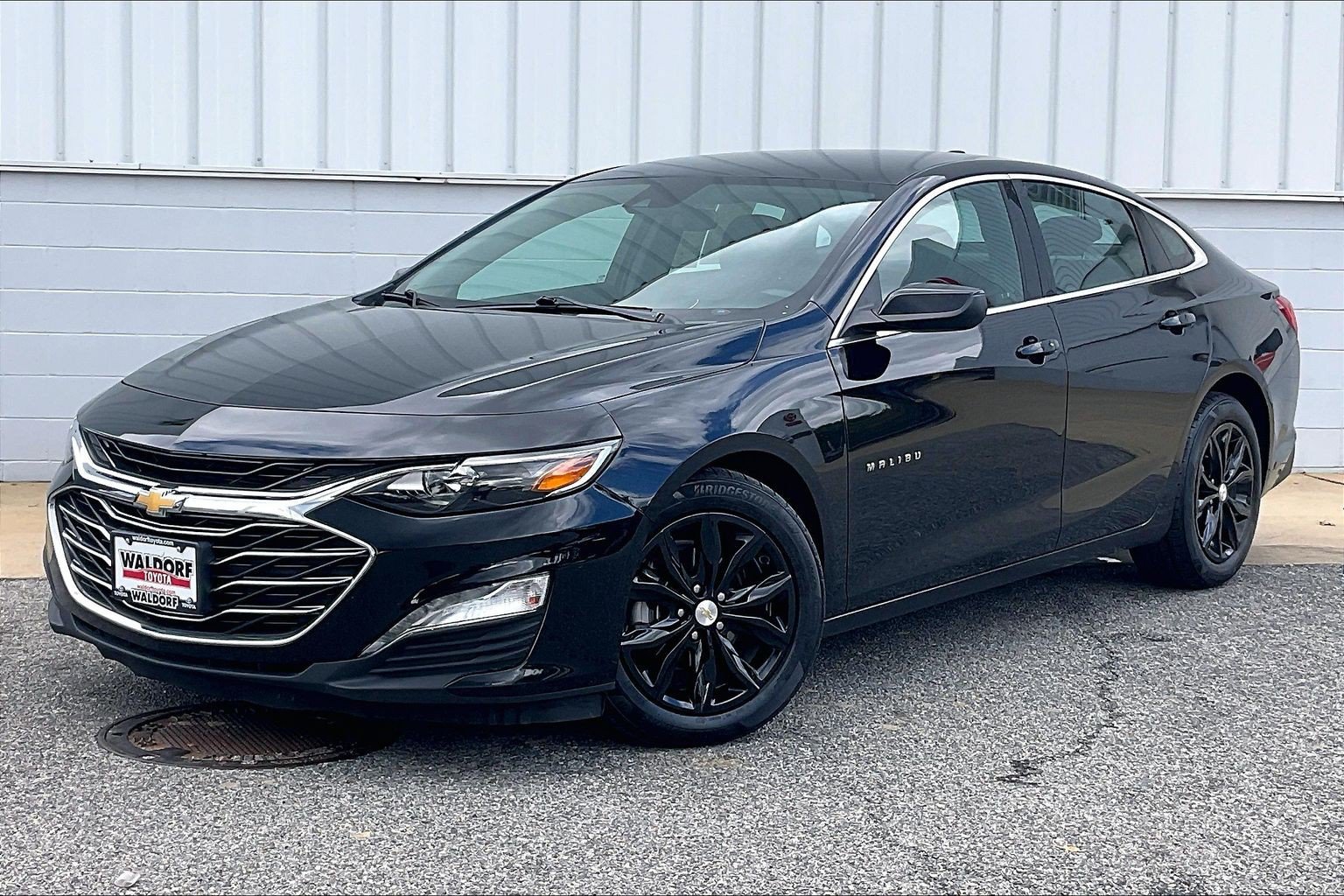 Used 2025 Chevrolet Malibu LT FWD image 2