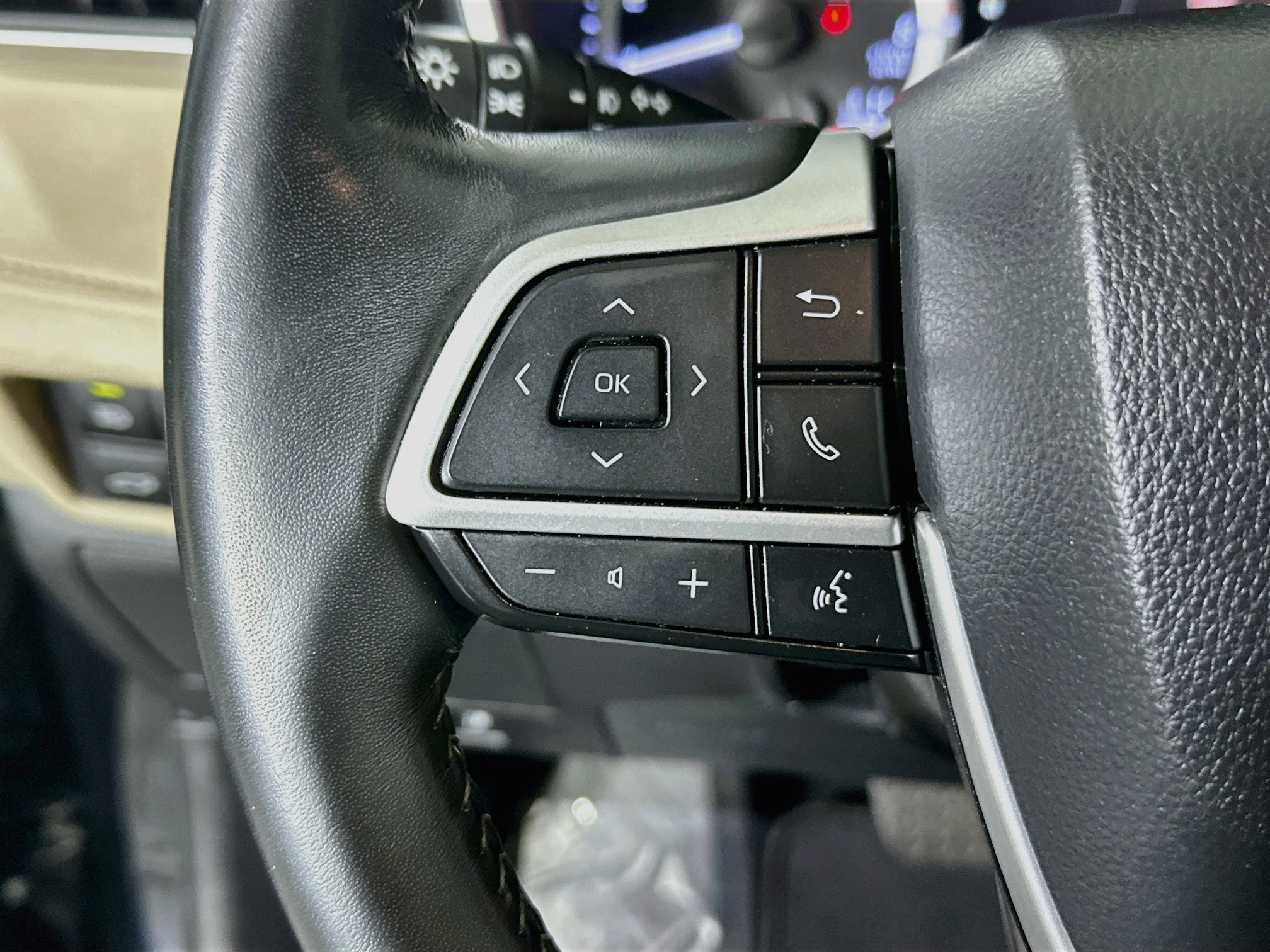 Used 2024 Toyota Highlander XLE FWD image 16