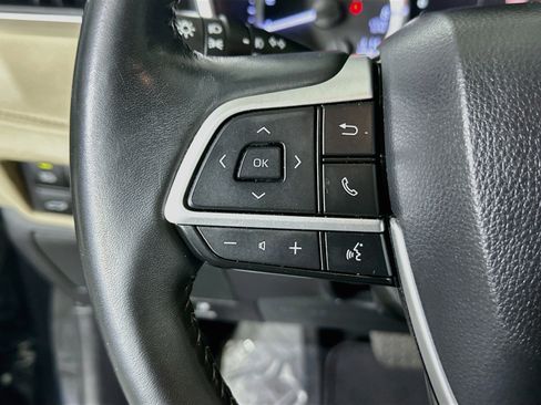 Used 2024 Toyota Highlander XLE FWD image 16