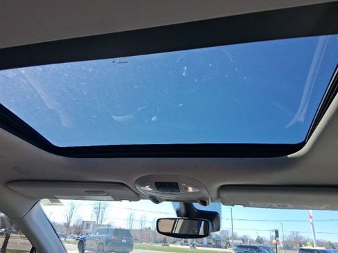 Used 2023 Chrysler Pacifica Limited image 13