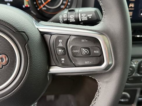 Used 2025 Jeep Wrangler Unlimited Sahara AWD/4WD image 17