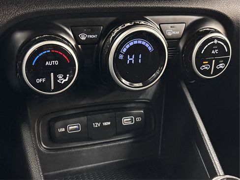 Used 2022 Hyundai Venue SEL image 37