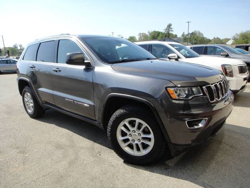 Used 2019 Jeep Grand Cherokee Laredo AWD/4WD image 3