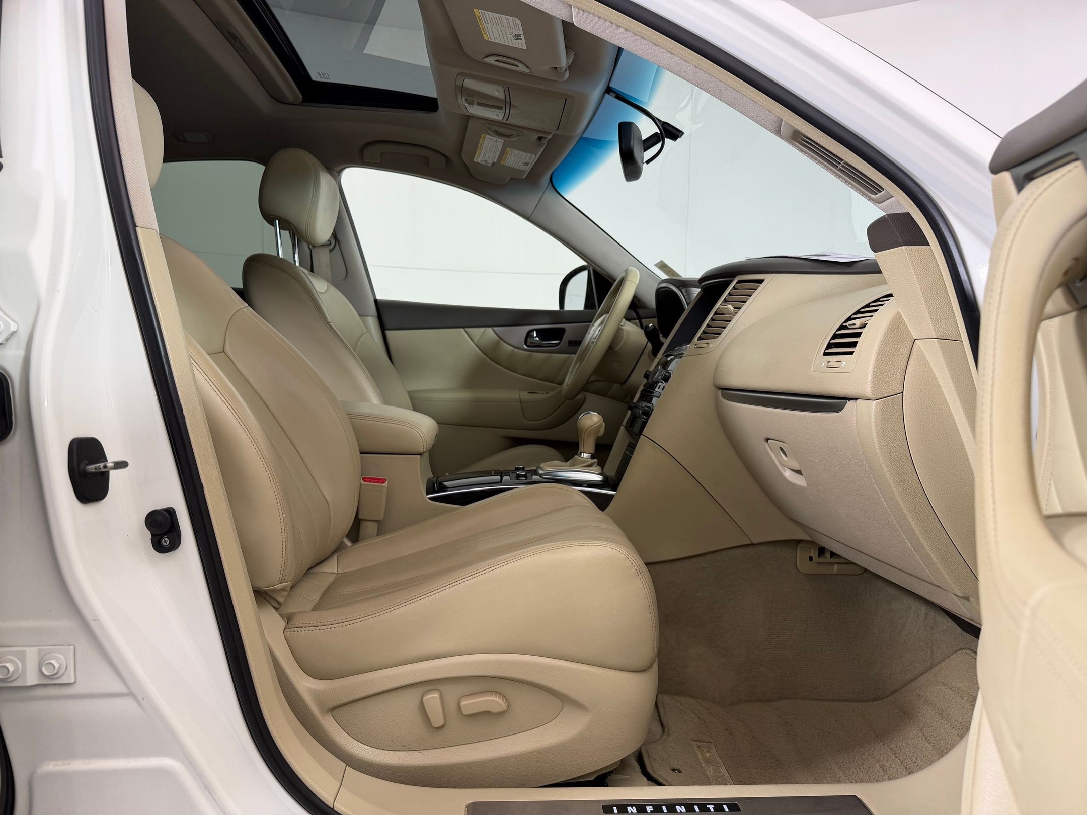 Used 2016 INFINITI QX70 AWD w/ Premium Package image 26