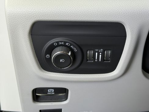 Used 2022 Jeep Grand Cherokee Overland w/ Adv Protech Group III image 25