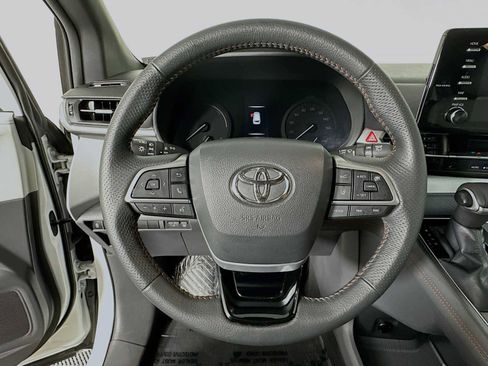 Used 2022 Toyota Sienna XSE FWD image 11