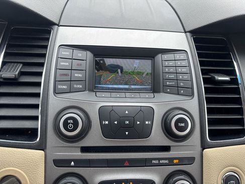 Used 2017 Ford Taurus SE FWD image 16