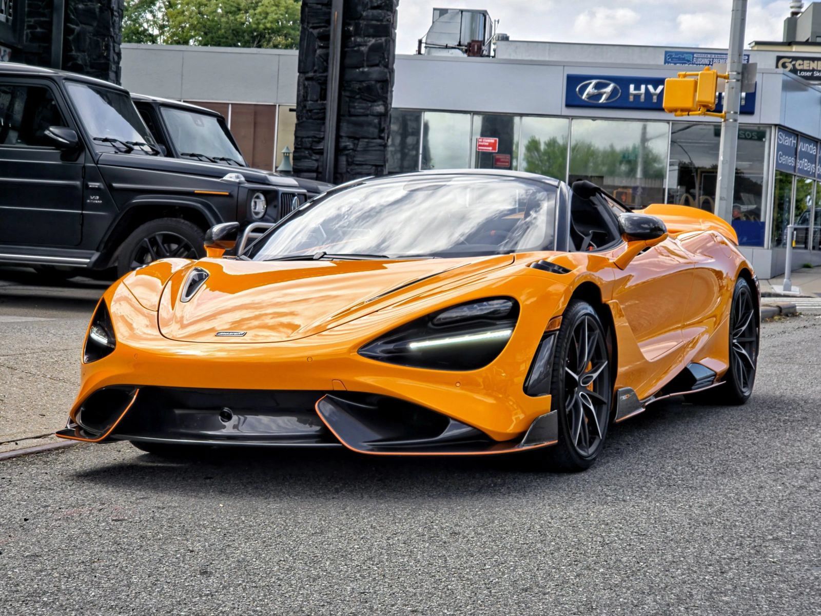 Used 2022 McLaren 765LT RWD image 2