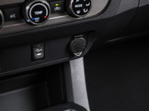 Used 2018 Toyota Tacoma SR5 RWD image 40
