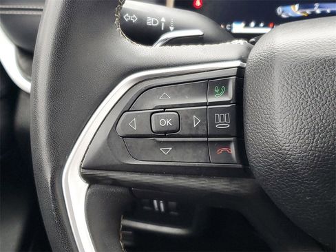 Used 2023 Jeep Grand Cherokee L Laredo image 16