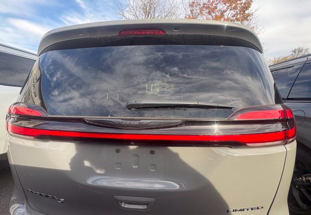 Used 2025 Chrysler Pacifica Limited FWD image 13
