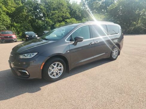 Used 2022 Chrysler Pacifica Touring-L FWD image 1