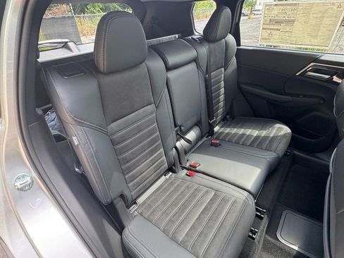 New 2025 Mitsubishi Outlander SE image 14