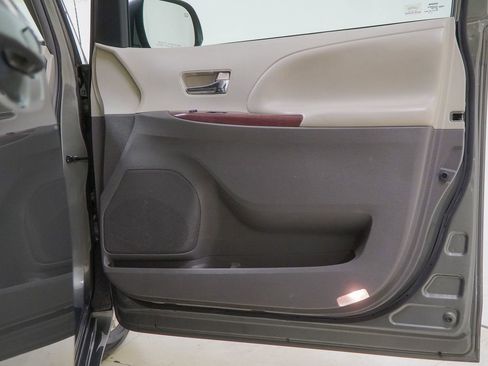 Used 2012 Toyota Sienna XLE image 39